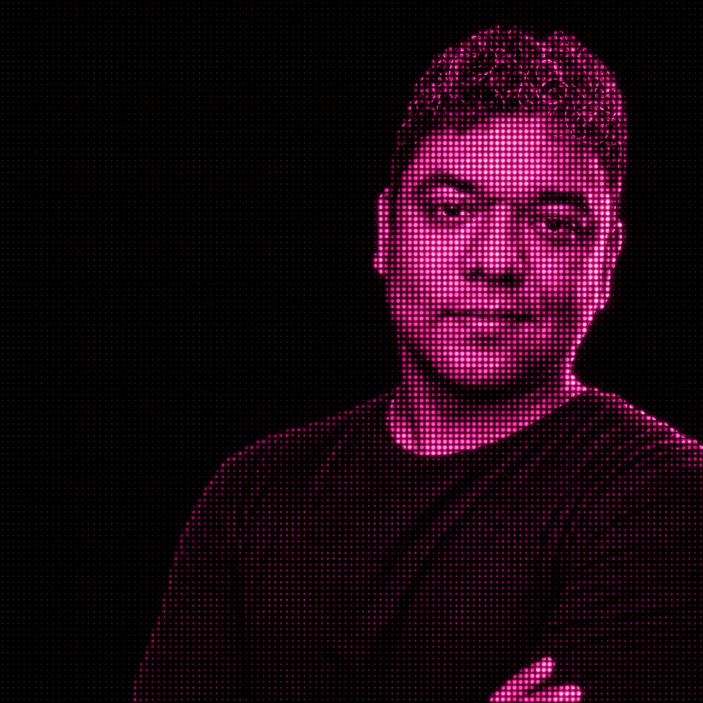 El retrato de medio cuerpo convertido en una pantalla de puntos rosa