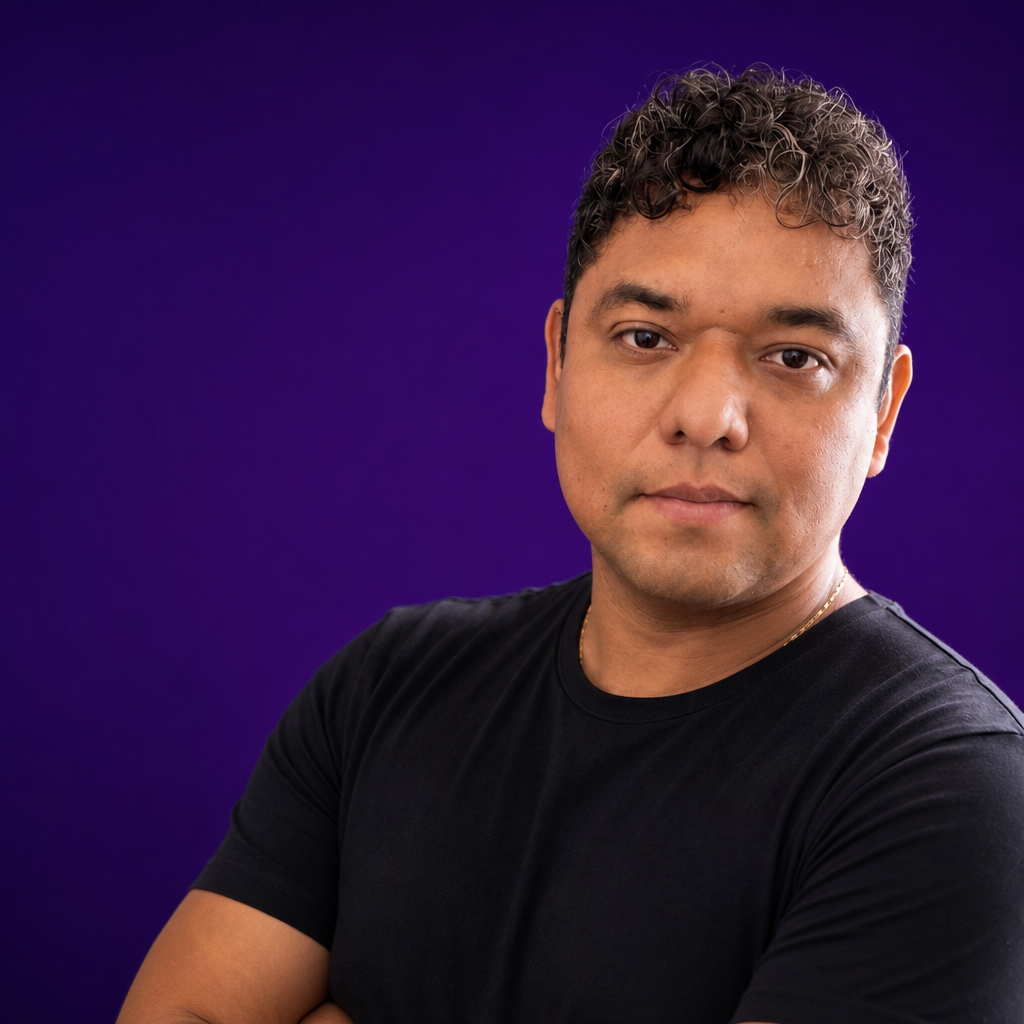 Retrato de estudio de un hombre de pelo rizado con playera negra sobre fondo morado