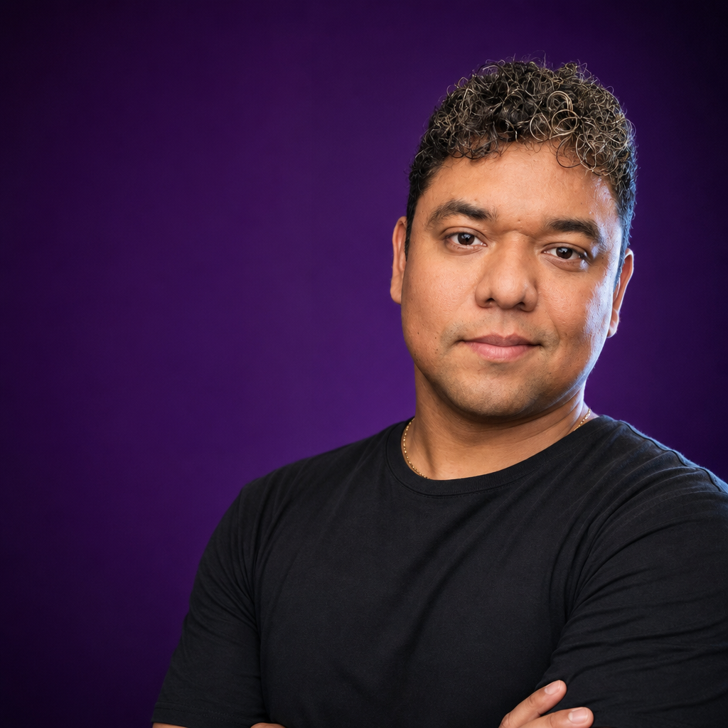 Retrato de medio cuerpo del mismo hombre con los brazos cruzados