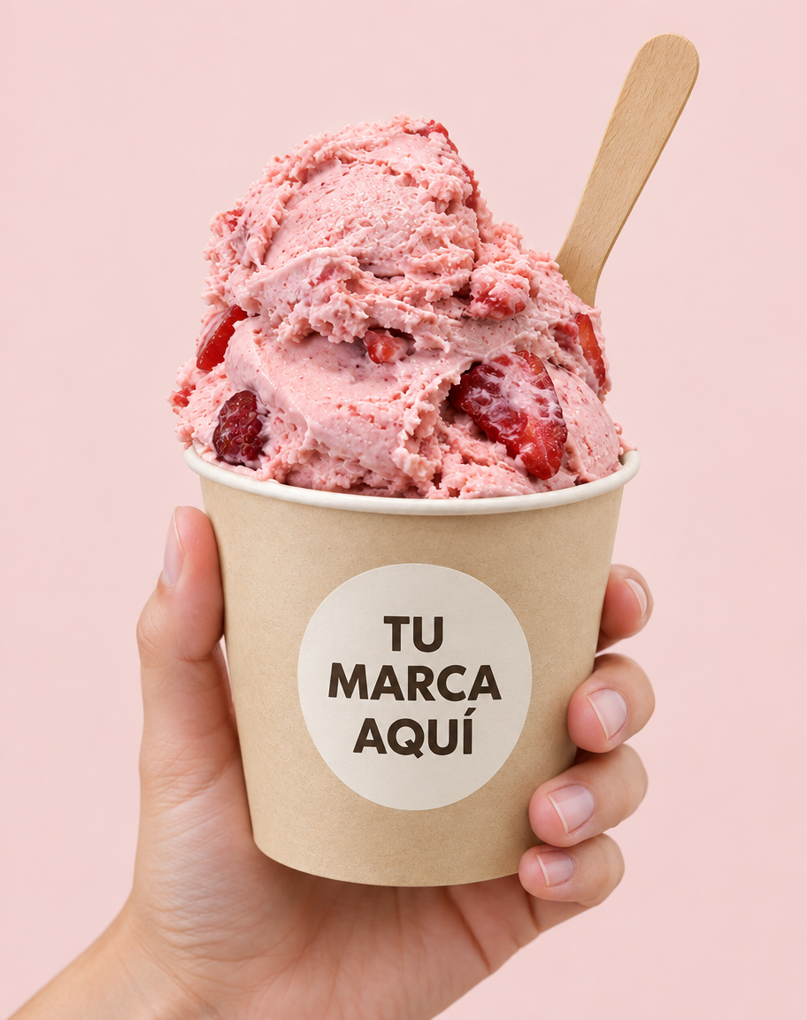 Mano sosteniendo un vaso de helado con una etiqueta redonda con el nombre del negocio