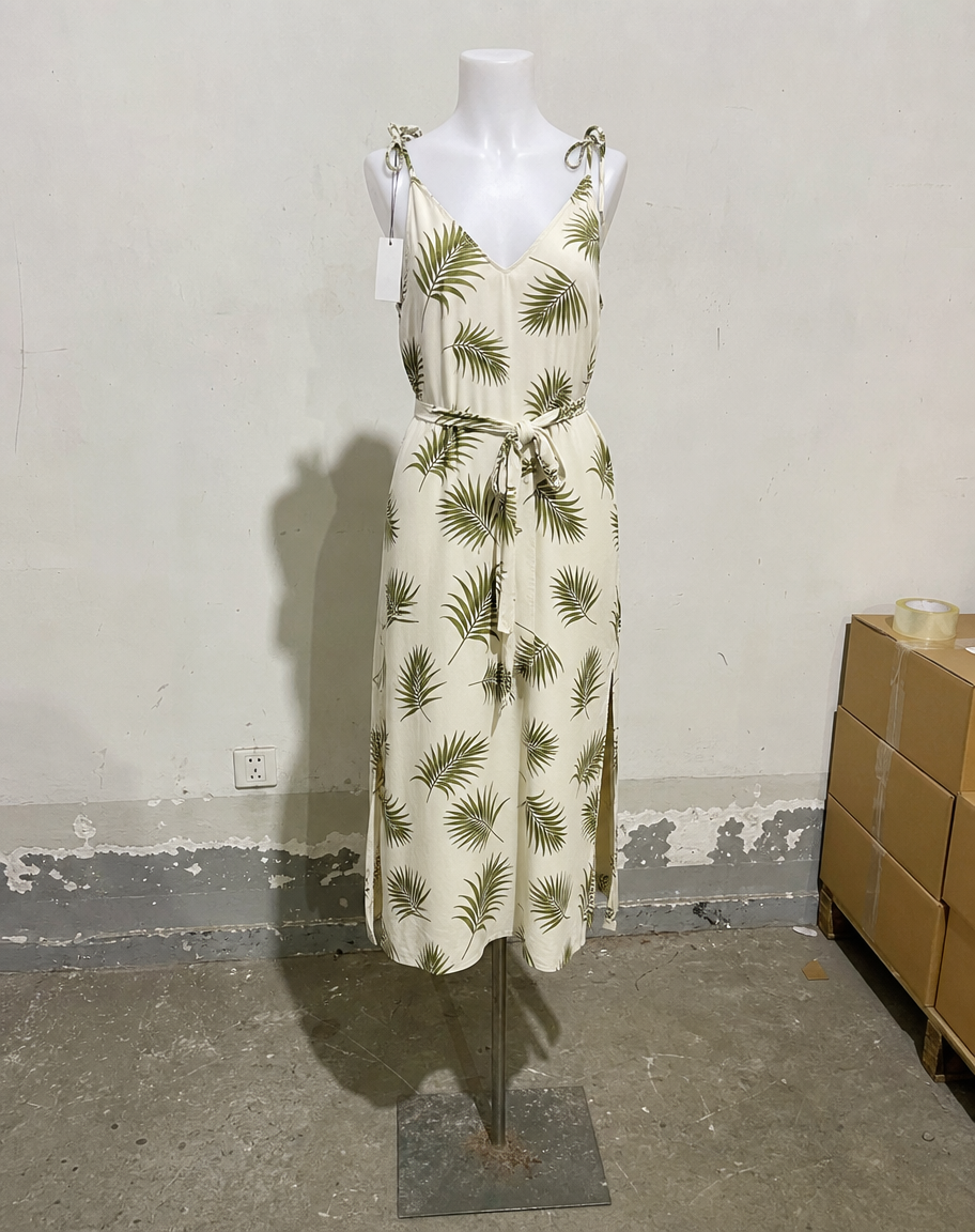 Vestido de hojas de palma sobre un maniquí blanco de plástico en una bodega, con luz de tubo fluorescente