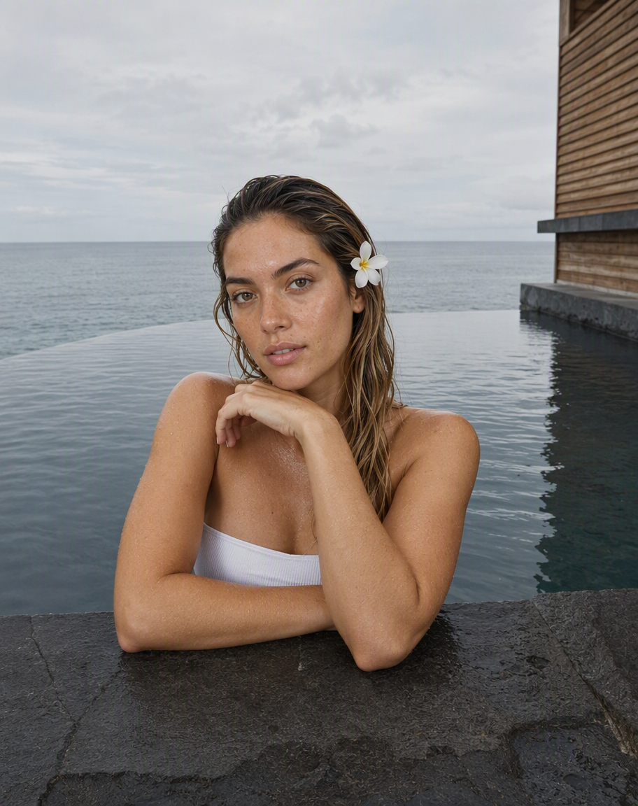 Piscina infinita · cielo cubierto sobre el mar
