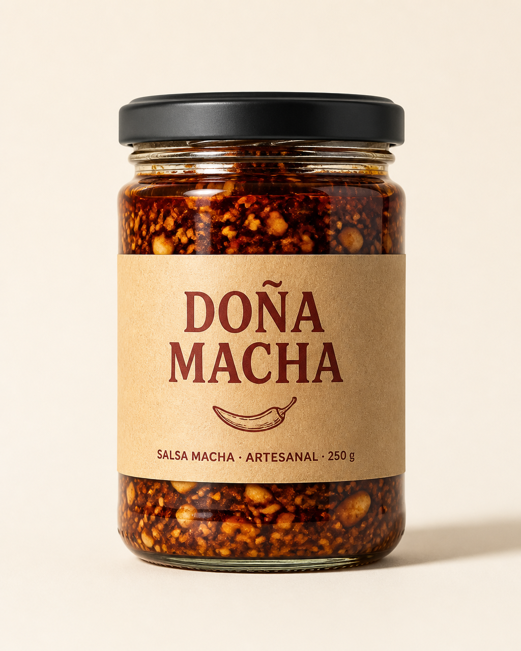 Frasco de salsa macha sobre fondo crema, foto de producto plana