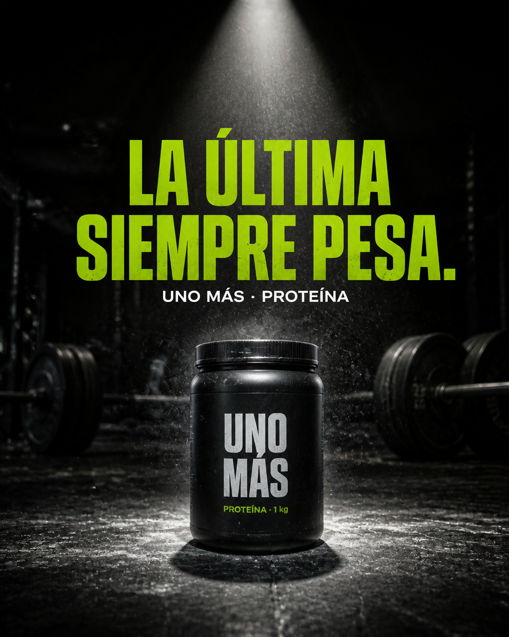 Bote negro de proteína bajo un reflector duro en un gimnasio oscuro con polvo en el haz de luz