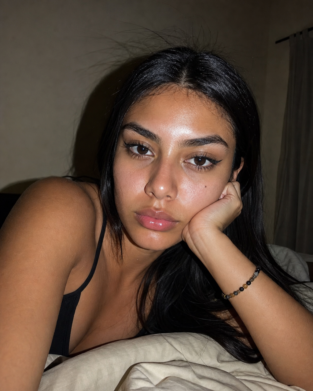 Ella en su cuarto, con flash de noche