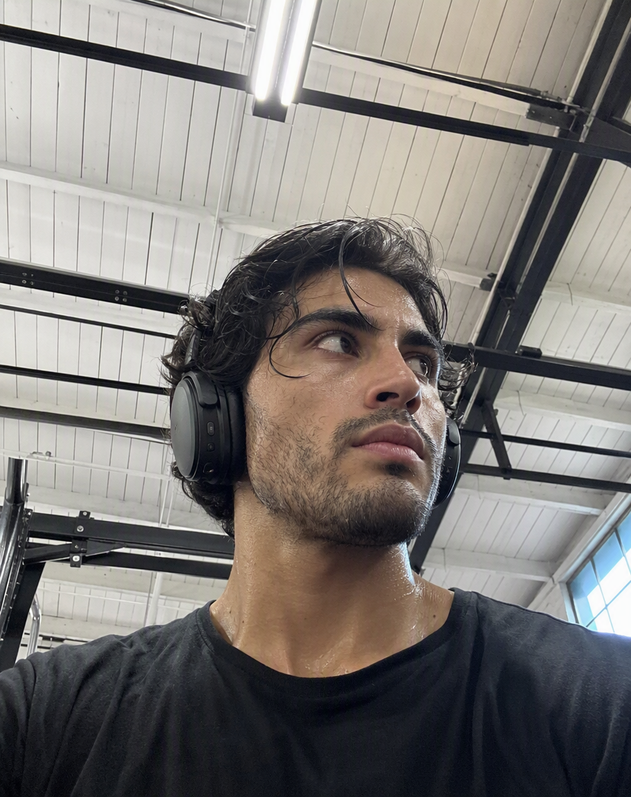 Él en el gimnasio, en contrapicado