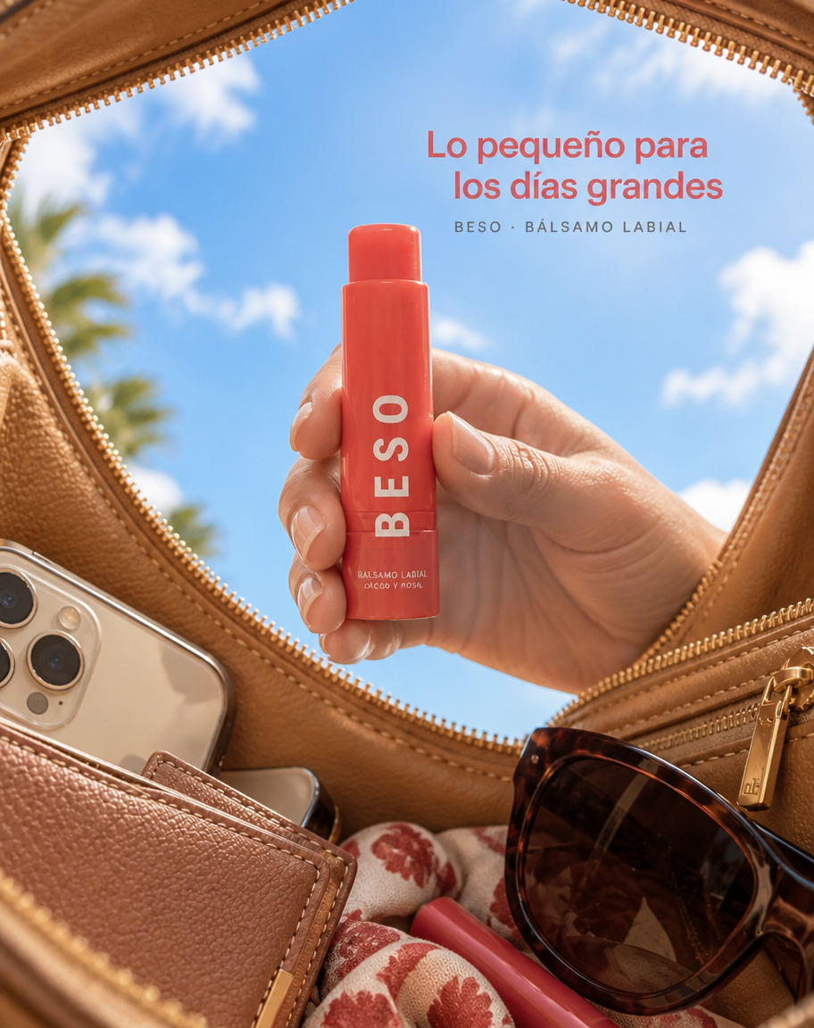 Mano sosteniendo un bálsamo labial coral dentro de una bolsa abierta con el cielo de fondo