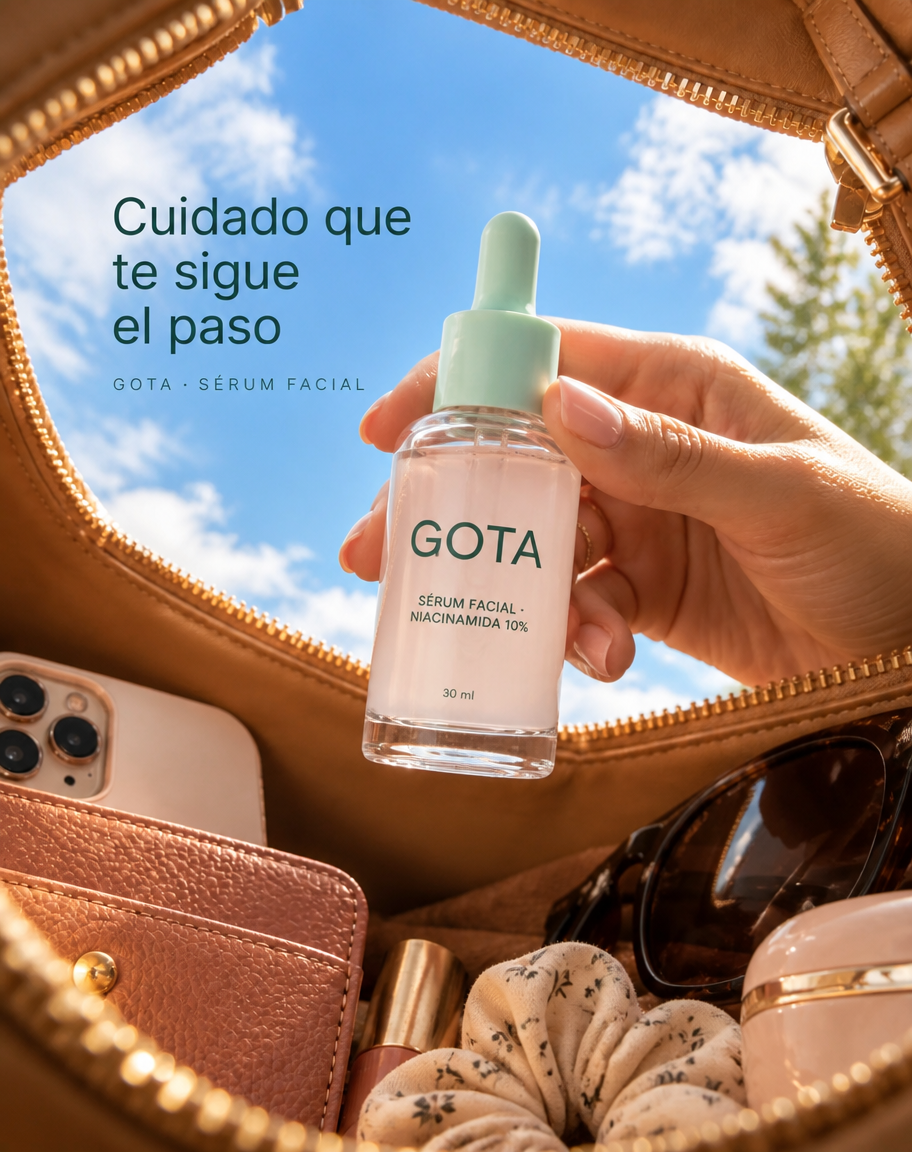 Mano sosteniendo un gotero de sérum rosa dentro de una bolsa abierta con el cielo de fondo