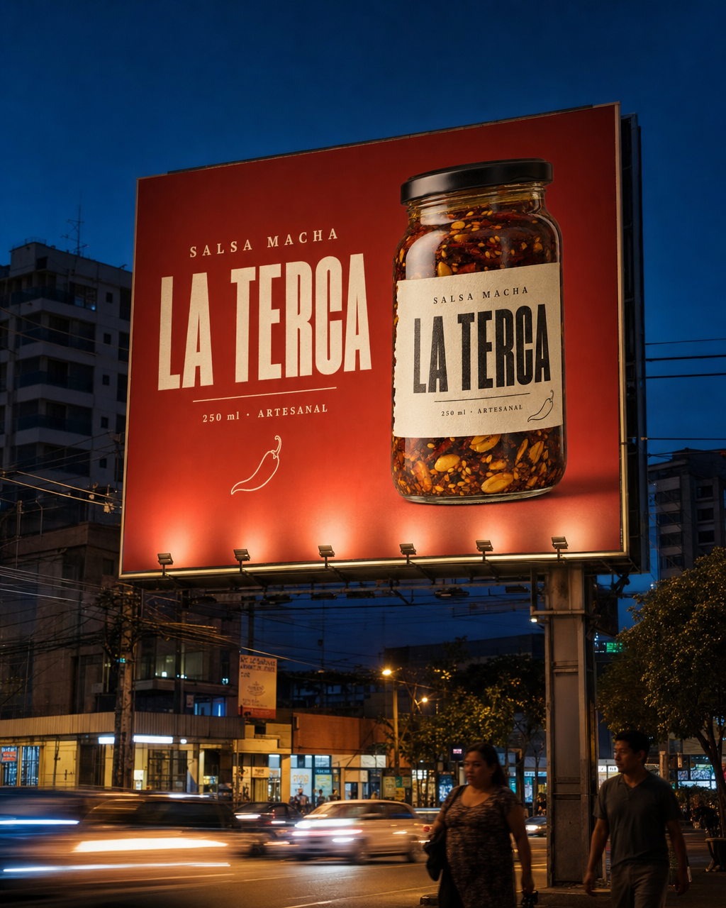 Un espectacular real en una avenida al anochecer con el anuncio del producto, coches con estela de luz abajo